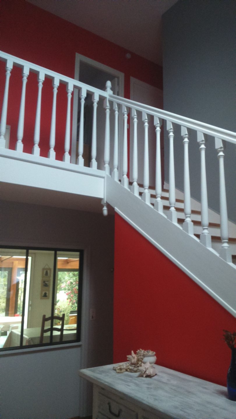 Plomelin cage d'escalier laque blanche et bois verni (4)