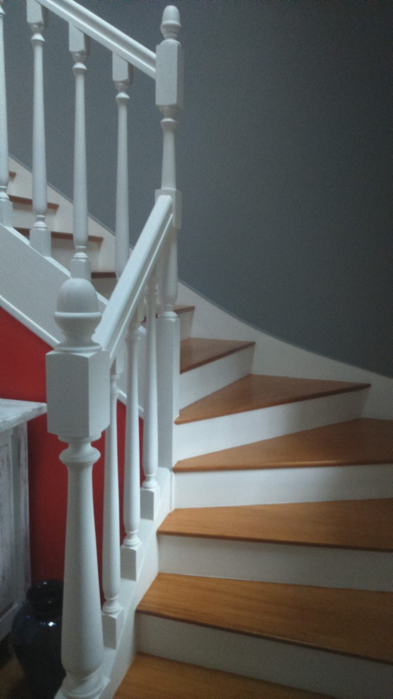 Plomelin cage d'escalier laque blanche et bois verni (6)