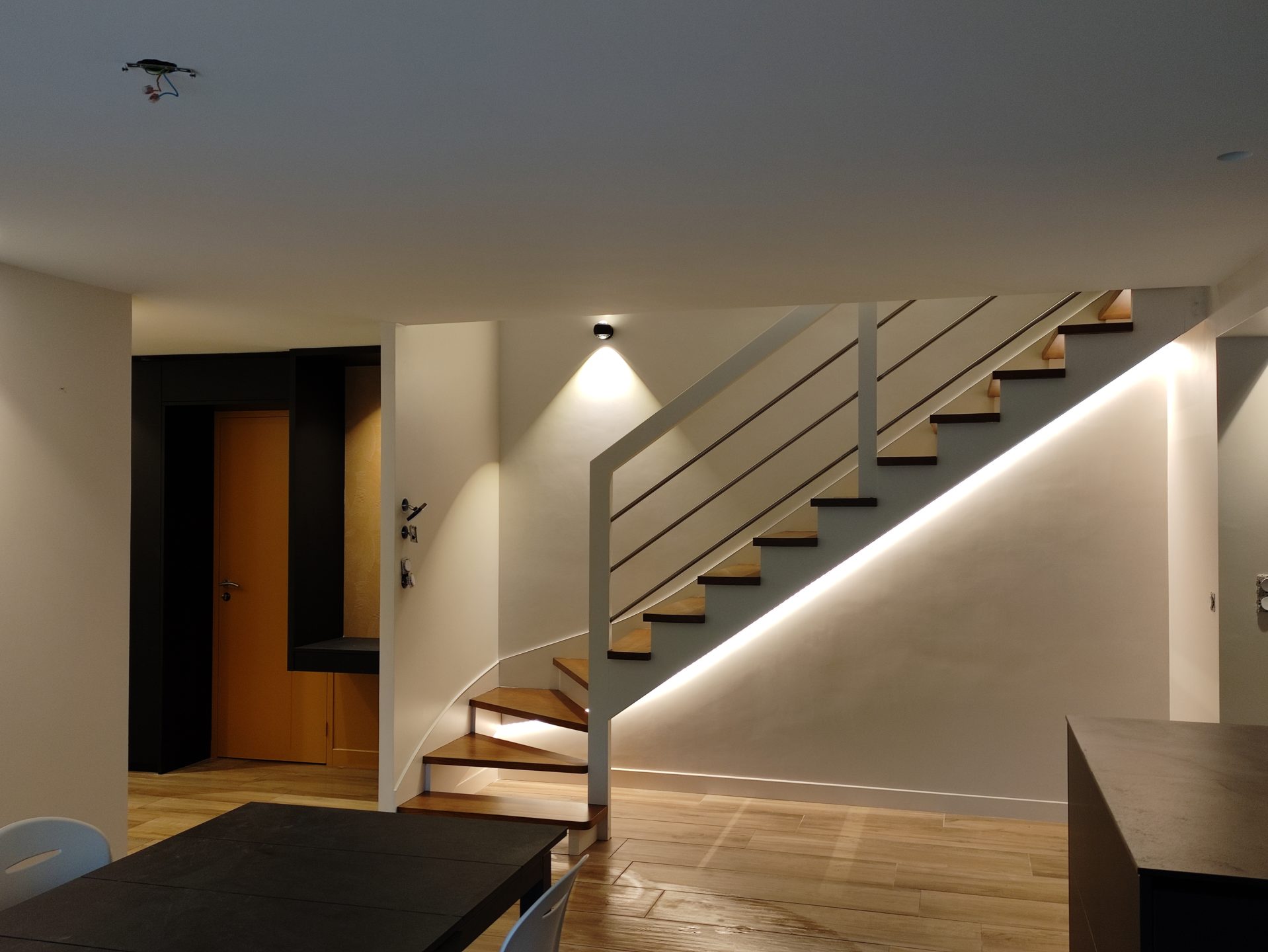 Rénovez votre cage d'escalier autour de Plomelin et Quimper. Finitions durables et esthétiques pour un nouvel éclat. Devis gratuit !