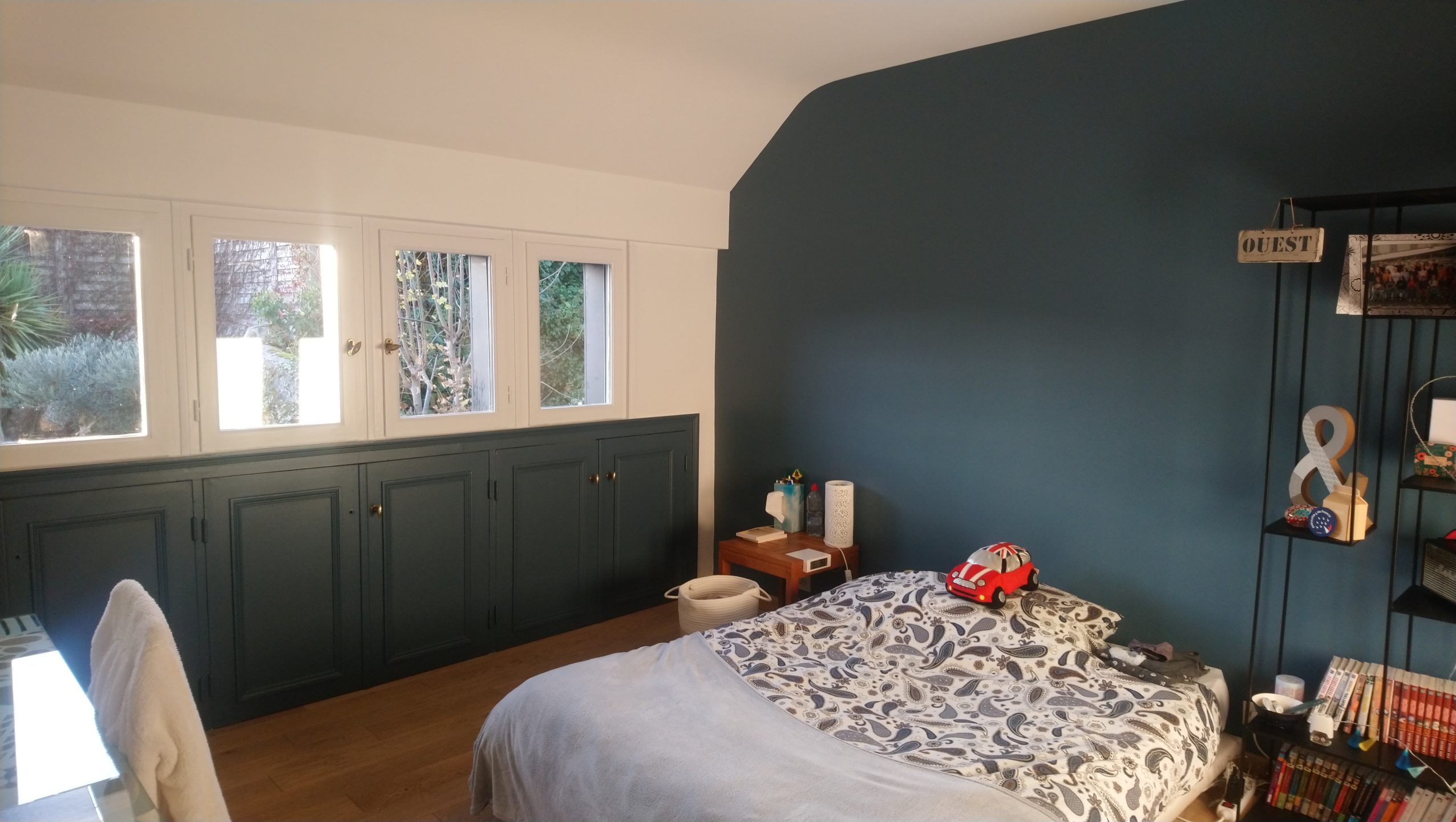Donnez un coup de neuf à votre chambre avec notre service de rénovation peinture autour de Plomelin et Quimper. Devis gratuit.