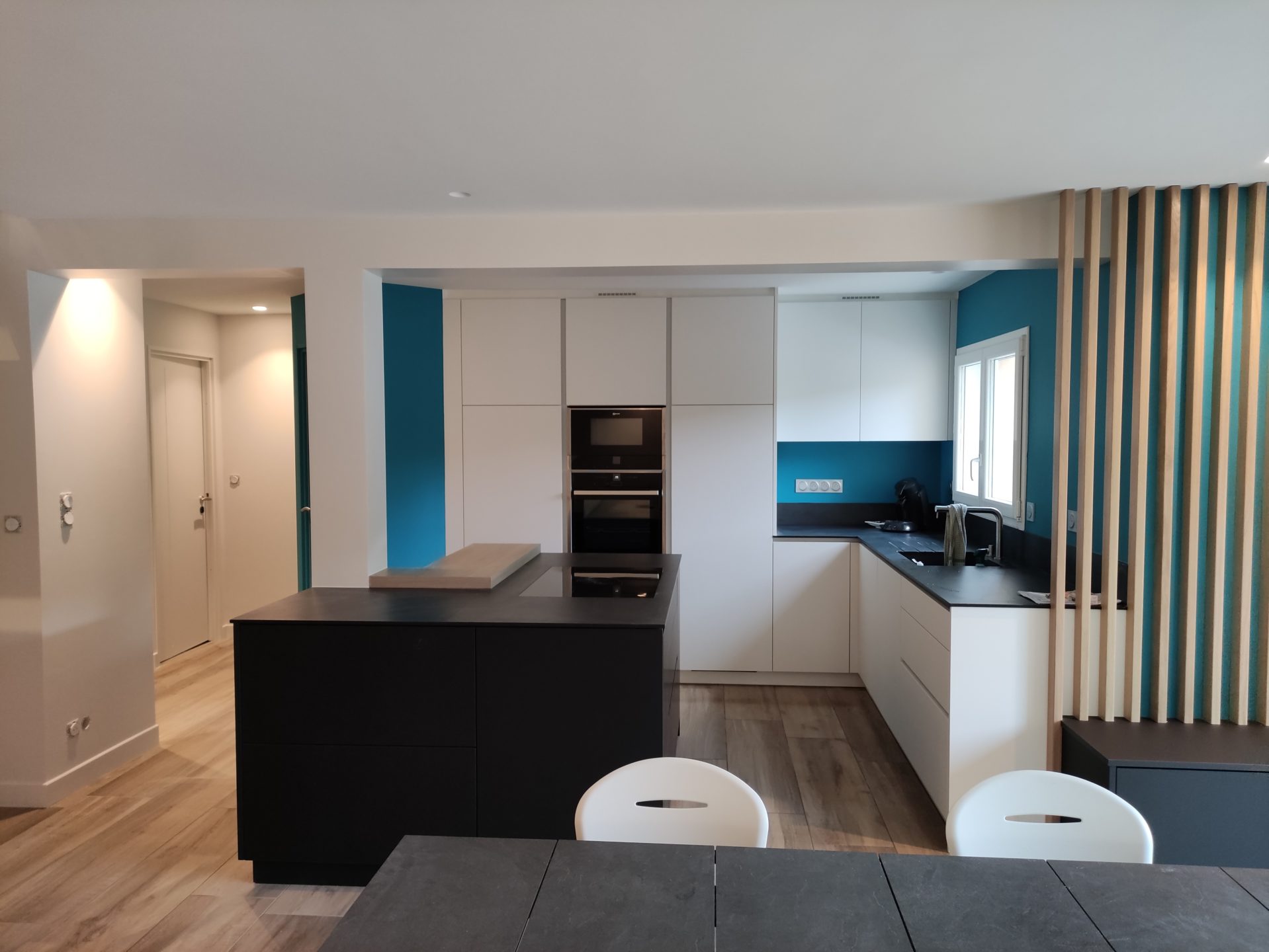Rénovez votre salon, séjour ou cuisine autour de Plomelin et de Quimper avec notre service de peinture professionnel. Devis gratuit.